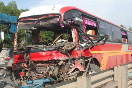 Xe khách đấu đầu xe tải, 20 người nhập viện